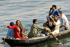 Menschen auf dem Boot  Auf einer Nilkreuzfahrt hatten wir ausgiebig Zeit, die Menschen auf dem Fluss zu beobachten. Was mir besonders auffiel, ist die Lebensfreude, die ihr einfaches Leben begleitet. Man kann in jedes der Gesichter der Menschen auf dem Boot schauen, es ist ein Lachen, Lächeln oder Schalk zu sehen.