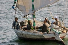 Segler  Traditionelle Boote, traditionel angezogen (oder Kleidung, die sich über Jahrhunderte bewährt hat unter den Bedingungen am Nil) und gut gelaunt.