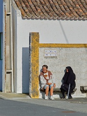 Abseits des Tourismus  In den Dörfern wird es in der Nebensaison ruhig. Diese zwei Frauen haben sich zu einem Schwätzchen in der Nachmittagssonne auf eine Bank mit Blick auf das Meer zurückgezogen.