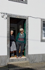 Ureinwohner  Mitten im Krater Sete Cidades, in der gleichnamigen Stadt, lebt dieses ältere Ehepaar. Die Stadt ist ein Ausflugsort für Menschen, die in der Hauptstadt der Azoren leben. Nur wenige alte Leute leben noch ständig in mitten des Einsturzkraters.