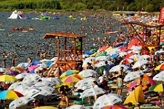 Menschen DSC6526  Am Fuße des Vulkanes Villarrica, am gleichnamigen See, tummeln sich im chilenischen Sommer tausende Touristen und genießen die Sonne und das klare Wasser.