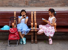 MenschenDSC02202  Chinas jüngste Generation, zum einen konservativ mit Buch, zum anderen progressiv mit Handy.