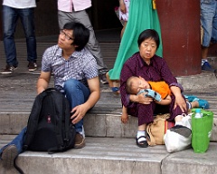 MenschenDSC02209  In der verbotenen Stadt: Großmutter hält erschöpften Enkel auf den Knien.