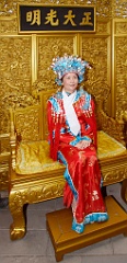 MenschenDSC02246  Im Kaiser-Palast kann mich sich einkleiden und ein Foto in den historischen Kostümen aufnehmen.