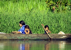 MenschenPICT1065  Schon den kleinen Kindern wird Verantwortung übertragen, sie werden aktiv in das Familienleben integriert. Diese kleinen Arme bewegen so ein großes Boot.