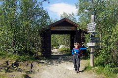 Das Eingangstor zum Kungsleden  Gleich am Rande des Parkplatzes, auf der gegenüberliegenden Straßenseite der STF-Unterkunft in Abisko beginnt der Weg. Und er beginnt unübersehbar mit einem Tor auf dem mit großen Buchstaben sein Name geschrieben steht.