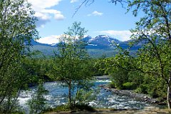 Abisko Nationalpark  Man ist im Norden und der Schnee liegt immer noch auf den Berghängen, obwohl die Sonne rund um die Uhr an ihm nagt. Abisko liegt nur 385 Meter über dem Meeresspiegel, aber 195 km nördlich des Polarkreises.