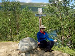 Meditationspunkte  Entlang des Weges gab es an besonders schönen Stellen die Meditationsplätze mit Blick in die traumhafte Landschaft. Toma nutzte sie immer für eine Pause, die sie in einer Yogapose verbrachte. Für mich immer ein willkommene Gelegenheit für ein Foto. Leider ist das Gesicht hier im Schatten, was für Toma zwar angenehm war, für das Foto eher ungünstig.