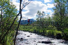 Komfortable Brücken  Wenn das Wasser zuviel für die Bretterstege ist, dann haben die Schweden komfortable Brücken über diese Stellen errichtet. Ziemlich einmalig ein derartiger Aufwand für einen Wanderweg. (Wenn er auch Königsweg heißt. Seinen Namen macht er auf alle Fälle Ehre.)