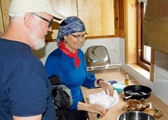 In der Küchenecke der Hütte  Auf dem Gelände der STF-Station gibt es eine Menge von Regeln. Wasser holen, gebrauchtes Wasser wegbringen, Mülltrennung, Küchenbenutzung, Saunazeiten, Holz für das Saunafeuer, Schuhe ausziehen... Es ist sehr viel geregelt und alle halten sich daran. (Fast immer) Ach übrigens ein Pullern in der Nacht (naja es ist hell) nicht im Toilettenhäuschen, zieht einen Platzverweis nach sich.