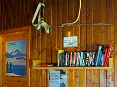 Man braucht keine schweren Bücher mitschleppen. Es gibt sogar eine Bibliothek in der Hütte.