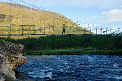 Brücke an der Hütte zu Beginn der Nacht (ein Berg wirf einen langen Schatten, sodass die Brücke im "Dunklen" ist.