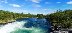 Der Fluss Abiskojokka -  Panorama  Wir sahen auch hier einen Angler, der gerade einen Fisch gefangen hatte. Wahrscheinlich illegal, da man nur Pilze, Beeren und Blumen im Nationalpark der Natur entnehmen durfte. Aber auch einem Jäger mit Jagdhund der nach Vögeln Ausschau hielt begegneten wir.