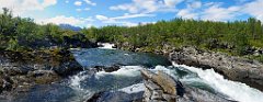 Der Fluss Abiskojokka -  Panorama  Der Nationalpark besteht aus einem Tal, das von Bergketten im Süden und Westen und dem Torneträsk-See im Norden umrahmt wird. Dieser See ist der siebtgrößte See Schwedens und der größte im Gebirge gelegene dieses Landes. Der Fluss Abiskojokka, der durch den ganzen Park verläuft, fließt kurz vor seiner Mündung durch eine Schlucht von etwa 20 m Tiefe. Ihre steilen Felswände vermitteln einen Einblick in die geologische Geschichte der Gegend