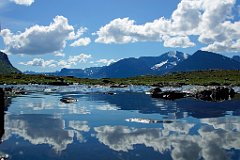 Spiegelglatte Seen  Oben (auf der Hochebene) kamen wir an kleinen Seen vorbei, deren spiegelglatte Oberfläche so manche schöne Aufnahme von den Bergen und dem fotogenen Himmel geradezu zwingend erforderlich machte. Unser Alpenverein in Recklinghausen hat als laufenden Fotowettbewerb Berge und Wasser. Ich deckte mich also mit Aufnahmen für die Teilnahme ein.