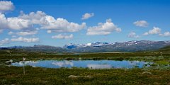 Samensiedlung (nicht ständig bewohnt)  Die Samen (veraltet → Lappen) sind ein indigenes Volk im Norden Fennoskandinaviens. Ihr Siedlungsgebiet erstreckt sich von der schwedischen Gemeinde Idre in der Provinz Dalarnas län im Süden über die nördlichen Teile Schwedens, Norwegens, Finnlands und im Nordosten bis zu den Küsten des Weißen Meeres und der Barentssee in Russland. Die ursprünglichen Sprachen der Samen gehören zur Familie der uralischen Sprachen, sind also mit dem Finnischen, Ungarischen und Samojedischen verwandt. Die russischen Samen auf der Kola-Halbinsel werden zu den „indigenen kleinen Völkern des Nordens“ gezählt. Die Selbstbezeichnung der Samen ist Sámi („Sumpfleute“). Erst in den 1970er Jahren setzte sich immer mehr die Eigenbezeichnung Sámi durch, die heute offiziell verwendet wird. Der Begriff Lappe wird von manchen Samen als herabsetzend angesehen. In der modernen nordischen Literatur wurde das Wort Same erst seit den 1960er Jahren verwendet. Bis dahin wurde fast ausschließlich der Begriff Lappe (Plural Lappen) verwendet. Ein anderes Exonym, ist Finne. Es wurde schon in der altnordischen Literatur, auch in der Variante Skriðfinne, verwendet und ist Kognat zu althochdeutsch fendo „Fußgänger“.