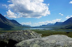 Land der Samen  Die Sámi sind ein indigenes Volk, das früher „Lappen“ genannt worden ist. Lappland hatte nie eine eigene Staatlichkeit und ist heute zwischen den vier Staaten Norwegen, Schweden, Finnland und Russland aufgeteilt. In einem erstarkenden Nationalbewusstsein der Ureinwohner ist die samische Flagge heute immer häufiger zu sehen. Die Samen sind jedoch nur eine Minderheit der Bevölkerung, deren Anteil ca. 4 % ausmacht.