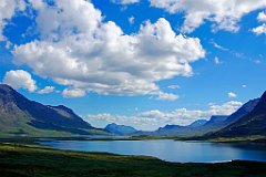 Abiskojaure - Alesjaure; 1 Tag  Sauna und Shop und Telefon; Entfernung 20-22 km; kurzer steiler Anstieg und ein langgezogener; herrliches, sonniges Wetter; bis zum See sehr schöne Hochebene; vom See bis zur Hütte zieht es sich lang hin