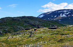 Hüttenkomplex Alesjaure  Gebäude von rechts nach links: Sauna, Hütte mit Schlafräumen und Küche, Toiletten, Hauptgebäude, zwei weitere Hütten mit Schlafräumen und Küche Wir haben wieder ein 10 Mannzimmer, dessen Raumkonzeption offener und das nicht in Abteile eingeteilt ist.