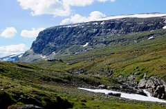 Nach dem Fluss ging es etwa 20 Minuten etwas steiler bergauf, bis wir an der Brücke zur Tjälka - Hütte waren.