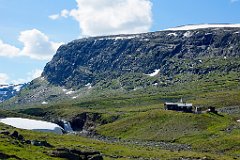 Tjälka Hütte mit Wasserfall