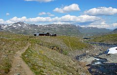 Den Weg müssen wir genau so wieder zurück, nach dem Mittagessen.  An der Hütte begrüßte uns Monika, kontrollierte unsere Ausweise und bot uns den "most popular place" an, im Schatten der Hütte (es war heiß), wo schon hunderte Mücken auf uns warteten, um gemeinsam mit uns ihr Mittagessen einzunehmen.