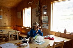 Die Mittagszeit verbrachten wir geschützt vor den Mücken im Inneren der Hütte.  Die Küche kann man als Mitglied des STF-Wandervereins kostenlos nutzen. Wir hatten eine erholsame Pause gemeinsam mit den Belgiern.