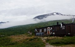 Am Morgen hingen noch einige Wolken im Tal.  Die Mücken im Zimmer ließen mich die Nacht schlecht schlafen. Trotzdem standen wir erst relativ spät auf. Wir kauften am Morgen noch etwas Tee im Shop für unterwegs. In der nächsten Hütte (Teusajaure) sollte es laut Beschreibung keinen Shop geben. Es gab aber einen.