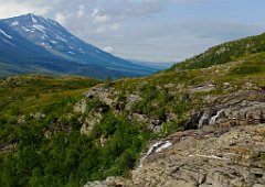 Der Anfang eines Wasserfalls, der von der Teusajaure-Hütte zu sehen ist.