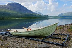 Das Boot kann man sich nehmen und übersetzen.  Man muss es aber zurückbringen, denn an jedem Ufer muss sich immer ein Boot befinden. Wenn gerade mal zwei an einem Ufer sind, hat man Glück und braucht nur einmal rudern, sonst dreimal (hin-zurück mit zwei Booten und wieder hin)