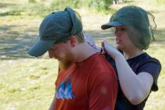 Morgentliche Vorbereitung auf die Tour. Eincremen gegen Sonne und Mücken