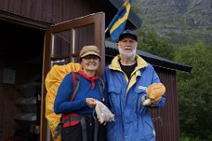 Hüttenwirt in der Hütte Vakkotavare  Der Hürtenwirt begrüßte uns mit einem Birkenpilz in der Hand, den er zum Abendbrot zubereiten wollte. Ein 72-jähriger Schwede aus dem Süden des Landes, der 7 Wochen im Sommer noch für den STF arbeitet. Aber ein wenig chaotisch war er schon.