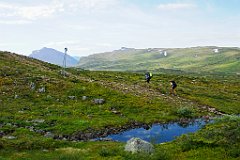 Abzweig nach Kebnekaise, ein Ausstieg aus dem Weg mit Busanbindung nach Kiruna  Auch wir hatten überlegt, ob wir nicht diese Strecke wählen sollten. Wir wären schon am heutigen Tag wieder in Zivilisation gewesen (obwohl es in Kebnekaise nicht unbedingt immer zivilisiert zugehen soll), der Rückweg zum Auto nach Abisko wäre sehr kurz gewesen. Der originale Kungsleden nach Vakkotavare soll aber schöner sein. Da sich das Wetter nicht, wie vorhergesagt, verschlechterte, blieben wir bei unserem Plan A und gingen weiter in Richtung Süden. Ich sollte anfügen, dass wir dies auf keinen Fall bereut haben.