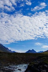 Kebnekaise im Hintergrund?  Nördlich des Breitengrades, auf dem der Kebnekaise liegt, gibt es in ganz Eurasien keine höheren Berge mehr. Aufgrund der besonderen Lage kann man bei klarem Wetter vom Gipfel ca. 10 % des gesamten schwedischen Staatsgebietes überblicken, was mehr als die gesamte Landesfläche der Schweiz ausmacht.  Bekannt ist der Name auch im Zusammenhang mit dem Roman Die wunderbare Reise des kleinen Nils Holgersson mit den Wildgänsen von Selma Lagerlöf und der hierauf basierenden Zeichentrickserie. Die Leitgans trägt dort den Namen „Akka von Kebnekaise“.