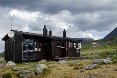 Singi - Hütte  Hier machten wir Mittag und ich habe einkleines Nickerchen auf dem Stuhl in der Küche gemacht. Ich war wohl doch etwas zeitig aufgestanden heute. Wir füllten noch unsere Wasservorräte auf und gingen weiter.