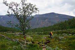 Toma mobilisiert alle Reserven und will noch zur nächsten Hütte gehen, wenn es keine Sauna gibt.  Wir machten Pläne, ob wir noch 9 km ran hängen oder ohne Saune übernachten. Toma wollte unbedingt in die Sauna. 16.30 Uhr war Stichzeit für die Ankunft in der Kaitumjaure, um einzukaufen, sich zu erholen und dann noch 9 km etwa 3 Stunden ranzuhängen. Das wäre aber für uns eine Challenge gewesen. 16.10 Uhr fragten wir zwei Wanderer nach der Hütte. Antwort: In 10 Minuten seid ihr da. Das mobilisierte noch einmal Kräfte.