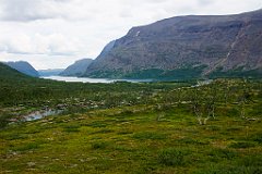 Blick auf den See Padje-Kaitumjaure - kurz vor Erreichen der gleichnamigen Hütte  In der Hütte bezogen wir einen 8-Mann-Schlafsaal. Zur Zeit waren wir da noch ganz allein. Die meisten waren hier mit dem Zelt unterwegs oder schliefen im 6-Mann-Raum. Die Saune war wirklich toll, aber um 17.00 Uhr noch kalt (17.00 Uhr war Frauenzeit). Die Hütte wurde von zwei Frauen geführt. Man sah es an den Kleinigkeiten.