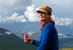 für kühle Coca-Cola  Doch es galt von hier noch 8 km zu gehen, 7 auf der Ebene, einen bergab. Also fast 3 Stunden, bei unserem langsamen Tempo.