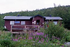 Vakkotavare-Hütte  Wir aßen lecker Pilze. In der Hütte trafen wir zwei Schweizer-Mädel, Anita und Katja Honegger und spielten Karten mit ihnen. Als ich mich im See wusch, war die Landschaft so bilderbuchartig in ein fantastisches Licht getaucht, dass ich den Fotoapparat holte und betete, dass die schwache Batterie noch ein paar Bilder erlaubte. Die Batterie hielt durch (bzw, die dritte in 5 Tagen). Die folgenden Bilder sind das Ergebnis.