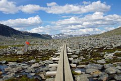 Tjäkla-Stugan - Sälkastugorna; 1/2 Tag; Sauna und Shop in der Hütte; Entfernung 14 km gemächlicher Anstieg bis zum Pass; ganz kurzer steiler Abschnitt am Pass, dort Schutzhütte, danach bergab und ebener Weg; wolkiges Wetter mit viel Sonne bis zum Pass