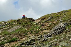 Kurzes steiles Stück bergab, direkt nach dem Pass