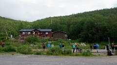 Die Bushaltestelle ist direkt gegenüber der Hütte.  Wir schliefen gut. Als wir vor die Hütte traten, waren Lena und Steffan schon da. Wir warteten gemeinsam auf den Bus und fuhren zusammen nach Gällivare.