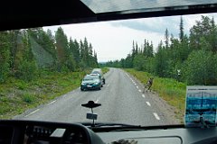 Da waren sie wieder, die Rentiere.  Der Bus kam pünktlich.  Bevor der Bus losfahren konnte (wenn der Motor ausgeschaltet war), musste der Fahrer, in unserem Fall eine Frau, in ein Röhrchen pusten, und der Alkoholgehalt des Atems wurde kontrolliert.