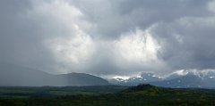 Über den Bergen (des Kungsledens) hingen die Wolken und es gewitterte und regnete.