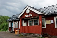 16.45 Uhr erreichten wir den Bahnhof von Abisko. In dem Ort, in dem es 85 Einwohner gab, gab es 2 Haltepunkte auf der Hauptstrecke nach Narvik, Abisko Ort und Abisko Touristenstation.  Unser Auto hatte uns wieder.
